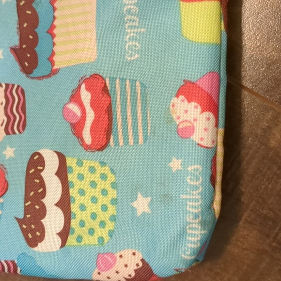 Lily bloom cupcakes crossbody 🧁 - Picture 4 of 5